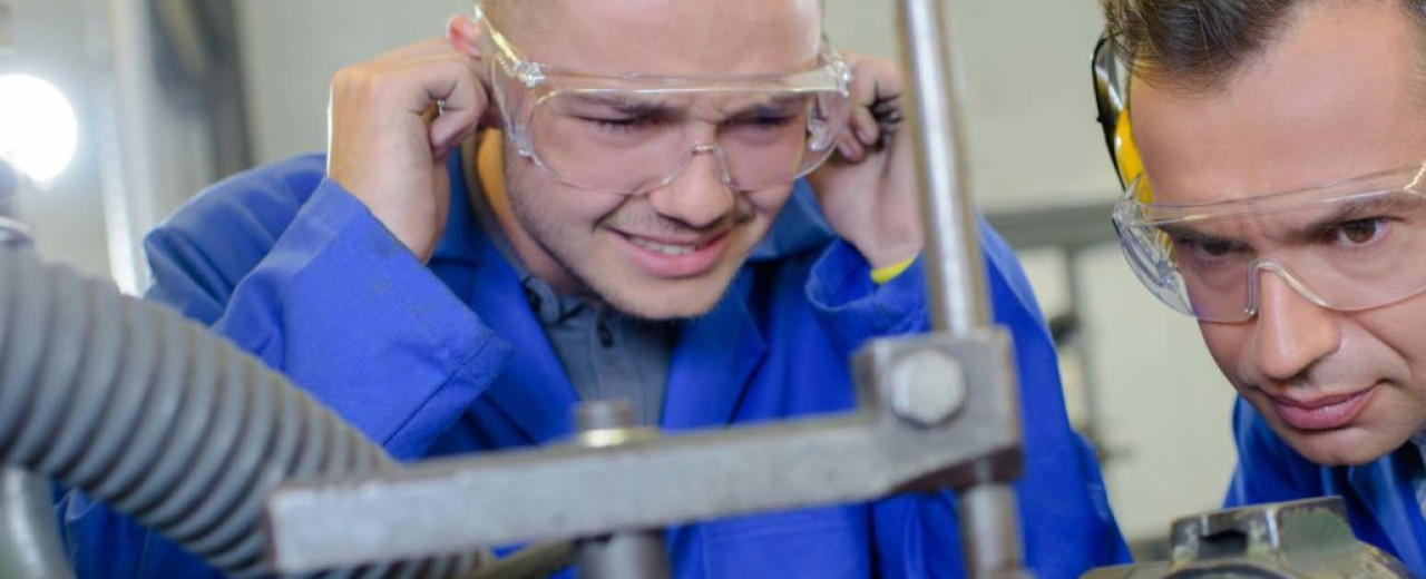 Le bruit en atelier : comment l’air comprimé peut-il être source de nuisance et comment y remédier ?